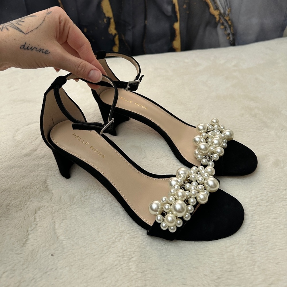 Women's Pelle Moda Vacie Imitation Pearl Heels - Picture 2 of 10